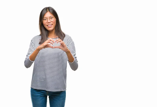 若いアジア女性恋ハートマークと手で形を示す笑みを浮かべて分離の背景にメガネを着用します ロマンチックな概念 — ストック写真