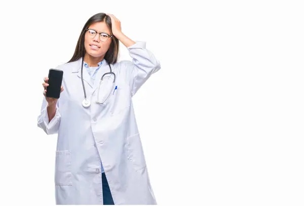 Młody Lekarz Asian Kobieta Trzymając Smartfon Białym Tle Podkreślił Ręki — Zdjęcie stockowe