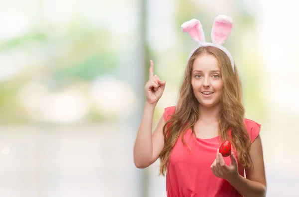 Young Blonde Woman Wearing Easter Bunny Ears Surprised Idea Question — Stock Photo, Image