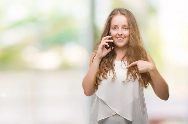 Jonge Blonde Vrouw Smartphone Met Verrassing Gezicht Wijzende Vinger Naar — Stockfoto
