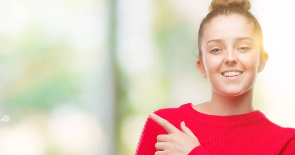 Joven Mujer Rubia Vistiendo Moño Suéter Rojo Alegre Con Una — Foto de Stock