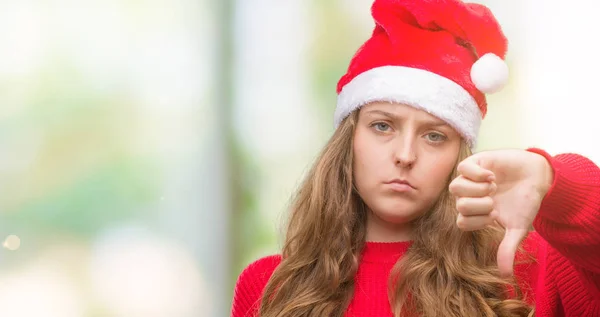 Giovane Donna Bionda Con Cappello Babbo Natale Con Faccia Arrabbiata — Foto Stock