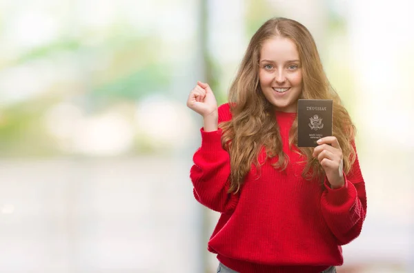 Jovem Loira Segurando Passaporte Dos Estados Unidos América Gritando Orgulhoso — Fotografia de Stock