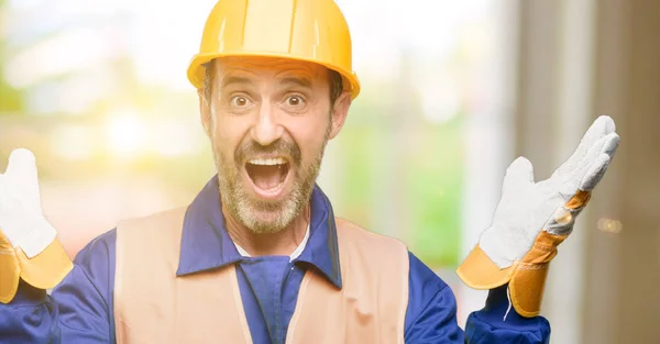 Leitender Ingenieur Bauarbeiter Glücklich Und Überrascht Jubelnd Mit Wow Geste — Stockfoto