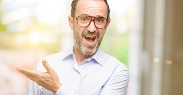 Homem Meia Idade Com Óculos Segurando Algo Mão Vazia — Fotografia de Stock