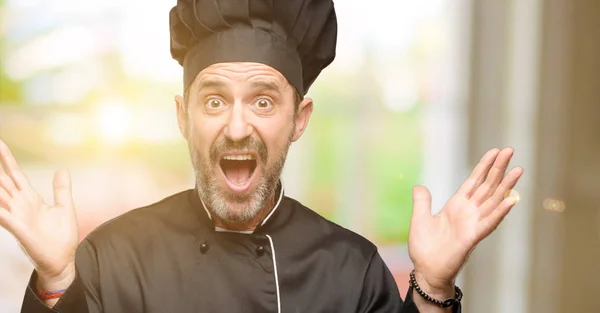 Senior Cuoco Uomo Indossando Cappello Chef Felice Sorpreso Applaudire Esprimendo — Foto Stock