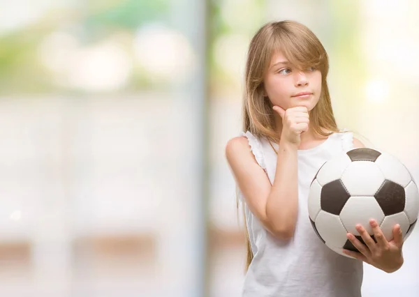 Jovem Loira Criança Segurando Bola Futebol Rosto Sério Pensando Questão — Fotografia de Stock