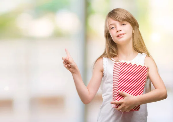 Fiatal Szőke Kisgyermek Gazdaság Popcorn Pack Nagyon Boldog Mutat Kéz — Stock Fotó