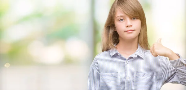 Joven Niño Rubio Vistiendo Camisa Azul Feliz Con Una Gran — Foto de Stock