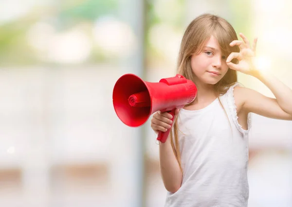 Jovem Criança Loira Segurando Megafone Fazendo Sinal Com Dedos Excelente — Fotografia de Stock