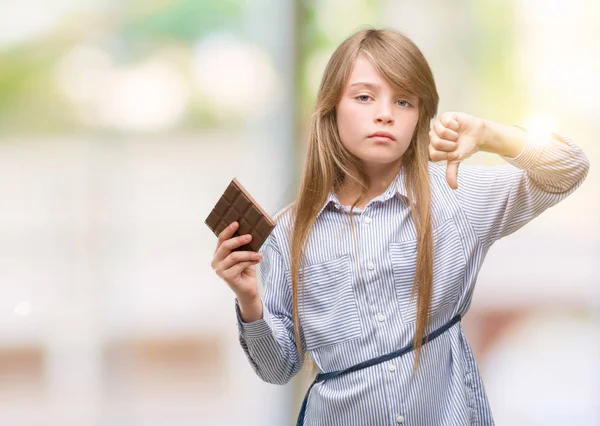 Jonge Blonde Kind Houden Chocolade Bar Met Boos Gezicht Minteken — Stockfoto