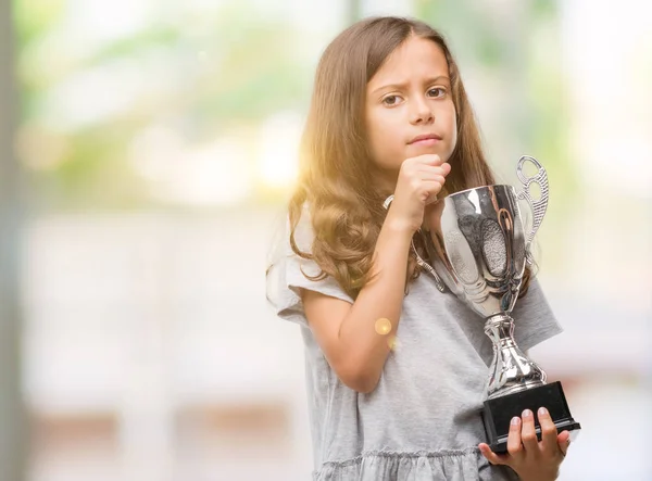 Gadis Brunette Hispanik Memegang Piala Wajah Serius Memikirkan Pertanyaan Ide — Stok Foto