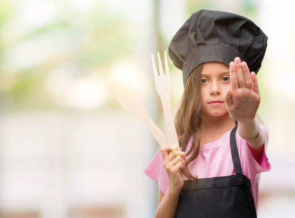 Bruna Ragazza Ispanica Indossa Uniforme Cuoco Con Mano Aperta Facendo — Foto Stock