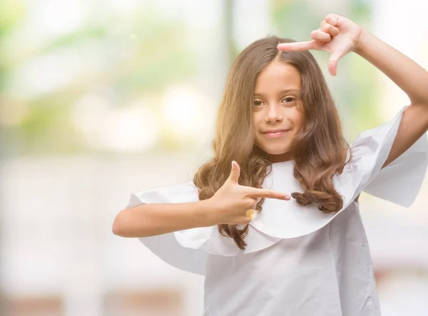 Brunette Spansktalande Flicka Leende Gör Ram Med Händer Och Fingrar — Stockfoto