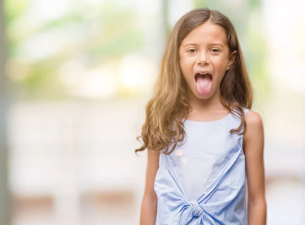 Chica Hispana Morena Sacando Lengua Feliz Con Expresión Divertida Concepto — Foto de Stock