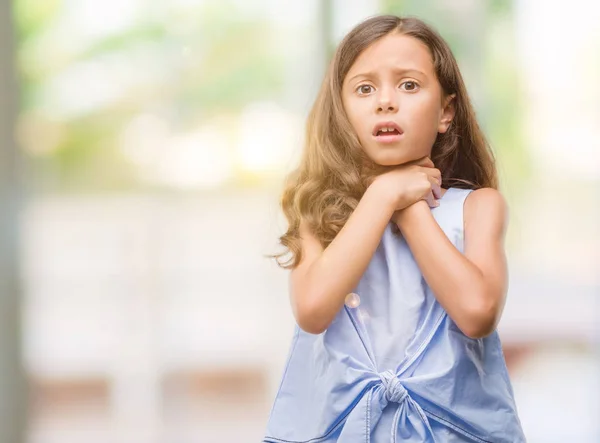 Brunette Hispanic Girl Shouting Suffocate Because Painful Strangle Health Problem — Stock Photo, Image