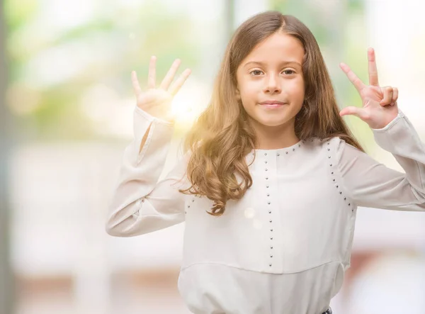 Брюнетка Латиноамериканського Дівчина Показ Вказуючи Пальцями Число Восьми Посміхаючись Впевненими — стокове фото