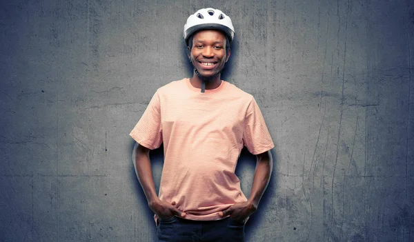 Homem Preto Usando Capacete Bicicleta Confiante Feliz Com Grande Sorriso — Fotografia de Stock