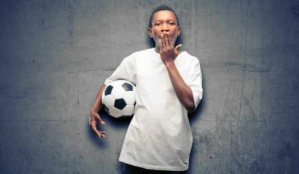 Afrikanischer Schwarzer Mann Hält Fußballball Bedeckt Den Mund Vor Schreck — Stockfoto