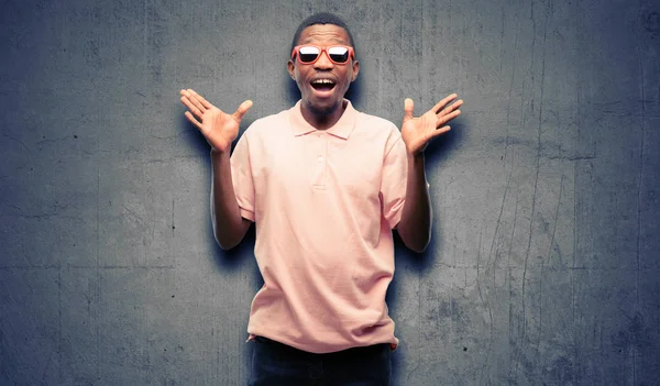 Afrikaanse Zwarte Man Dragen Van Een Zonnebril Blij Verrast Juichen — Stockfoto
