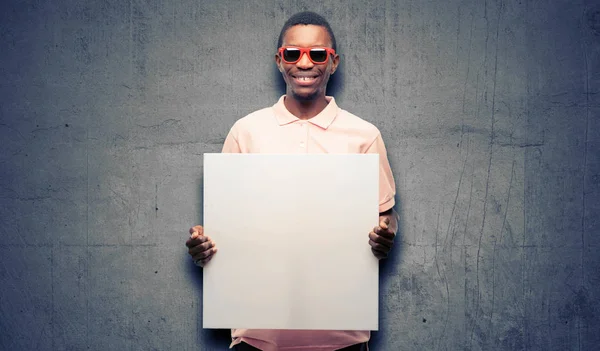 非洲黑人戴墨镜持有空白广告横幅 好广告海报 提供或公告 大纸广告牌 — 图库照片