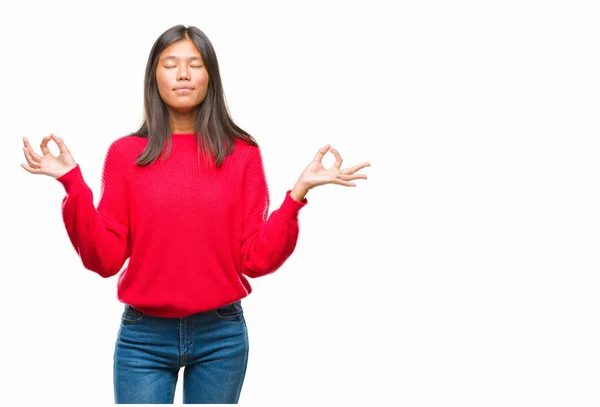 Giovane Donna Asiatica Che Indossa Maglione Invernale Sfondo Isolato Rilassarsi Foto Stock