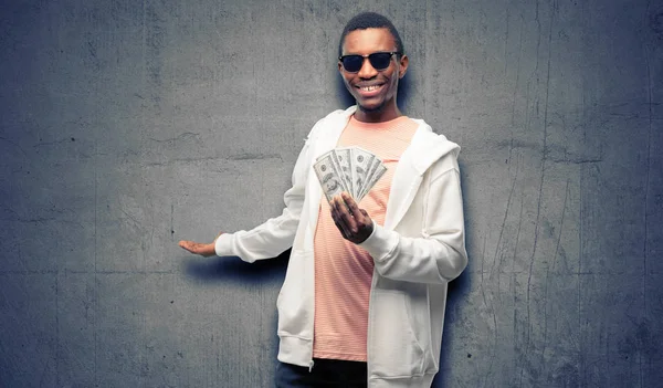 Uomo Africano Possesso Banconote Dollaro Fiducioso Felice Con Grande Sorriso — Foto Stock