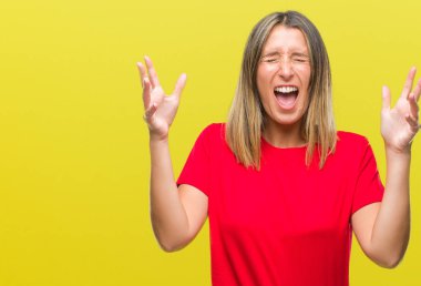 Genç güzel kadın yüzünden kızgın ve silah ile başarı için deli kutluyor izole arka plan ortaya çıkar ve heyecanlı çığlık gözler kapalı. Kazanan kavramı