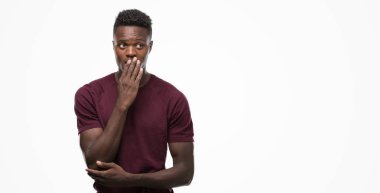 Genç Afro-Amerikan adam kapak ağız el için hata, ifade korku, utanç ile şok ile sessizlik içinde gizli kavramı korkuttu