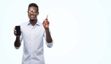Genç Afro-Amerikan smartphone sürpriz bir fikir kullanarak adam ya da gülen yüz, bir numara ile işaret parmağı soru