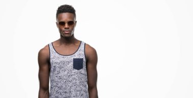 Afro-Amerikan delikanlı acımak yüz ciddi düşünüyorum üstünde kendine güvenen bir ifade ile güneş gözlüğü takıyor