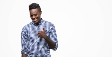 Hareketi el ile mutlu yaşasın yaparken mavi gömlek giymiş genç Afro-Amerikan adam. Kameraya bakarak başarı gösteren ile ifade onaylama.