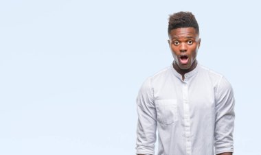 Genç Afro-Amerikan adam korkuyor ve şok sürpriz ifade ile izole arka plan üzerinde korku ve yüz heyecanlı.