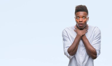 Genç Afro-Amerikan adam üzerinde arka plan bağırarak izole ve çünkü boğmak acı kendi ellerimle öldürürüm. Sağlık sorunu. Yaralarından ve intihar kavramı.