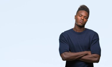Afrikalı-Amerikalı genç izole arka plan şüpheci ve sinir, onaylamayan ifade yüz çapraz kolları üzerinde. Negatif kişi.