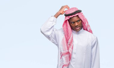 Geleneksel keffiyeh izole arka plan üzerinde giyen genç Arapça Afrika adam yanıltır ve soru hakkında merak ediyorum. Şüphe, kafasına el ile düşünme ile belirsiz. Dalgın kavramı.