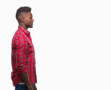 İzole arka tarafına, arayan genç Afro-Amerikan adam sakin ol kendine güvenen gülümseme ile doğal yüz pozuyla profili.