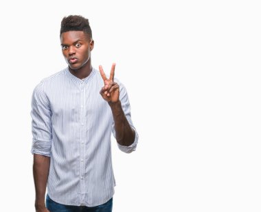 Gösterilen ve parmakları ile işaret izole arka plan üzerinde genç Afro-Amerikan adam ikincisi ise kendinden emin ve mutlu gülümseyerek.