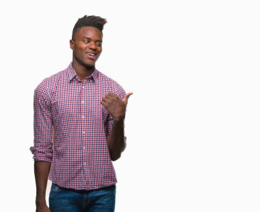 Genç Afro-Amerikan adam arıyor ve başparmak yanında yukarıyı mutlu yüz ile gülümseyen izole arka plan üzerinde.