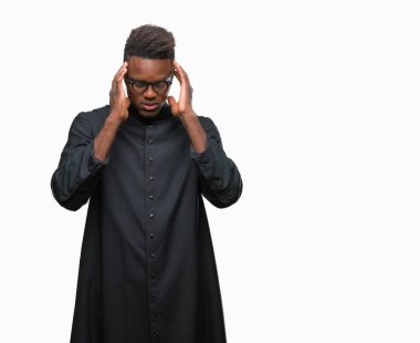 Genç Afrikalı-Amerikalı rahip adam baş baş ağrısı için el ile izole arka plan üzerinde çünkü stres. Migren muzdarip.