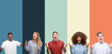 Bir grup insan vintage renkler üzerinde arka plan çılgın ve deli bağırarak ve agresif ifade ve silah kaldırdı bağırıyor. Hayal kırıklığı kavramı.