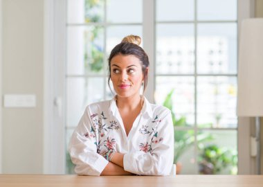 Genç kadın ev görünümlü yan gülümseyen ve uzak düşünme bakıyordu.