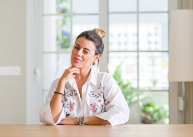 Ev seksi bir ifadeyle, neşeli ve mutlu yüzünü kameraya bakarak göz kırpıyor, Genç kadın.