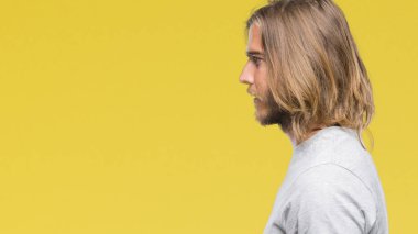 İzole arka tarafına, seyir üzerinde uzun saçlı Genç yakışıklı adam sakin ol kendine güvenen gülümseme ile doğal yüz pozuyla profili.