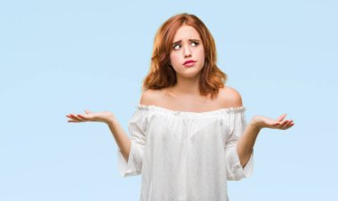 İzole arka plan clueless ve şaşkın bir ifadeyle kollar ve eller kaldırdı genç güzel kadın. Şüphe kavramı.