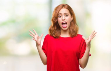 Genç güzel kadın deli kutluyor ve silah ile başarı için heyecanlı çığlık kaldırdı ve açık gözleri hayret izole arka plan yüzünden. Kazanan kavramı