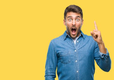 Yakışıklı delikanlı ile başarılı fikir parmağı yukarıyı izole arka plan üzerinde. Çıktıktan ve mutlu. Bir numara.