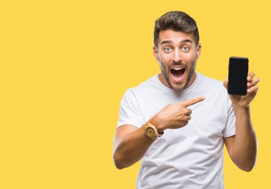 Yakışıklı delikanlı gösteren smartphone ekran üzerinde izole arka el ve parmak ile işaret çok mutlu