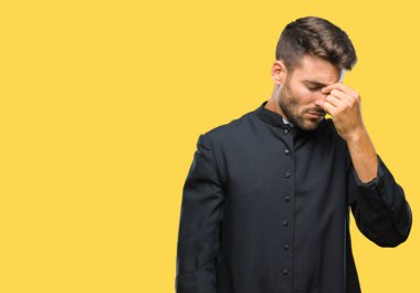 Genç Katolik Hıristiyan rahip adam izole arka burun ve göz yorgunluğu ve baş ağrısı duygu sürtünme yorgun. Stres ve hayal kırıklığı kavramı.