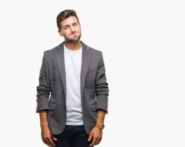 Komik surat ile yanakları şişirme izole arka plan üzerinde genç yakışıklı iş adamı. Ağız ile hava, deli ifade şişirilmiş.